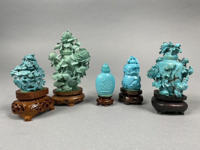 Chine - Ensemble de 5 sujets en turquoise et composition sculptée représentant…