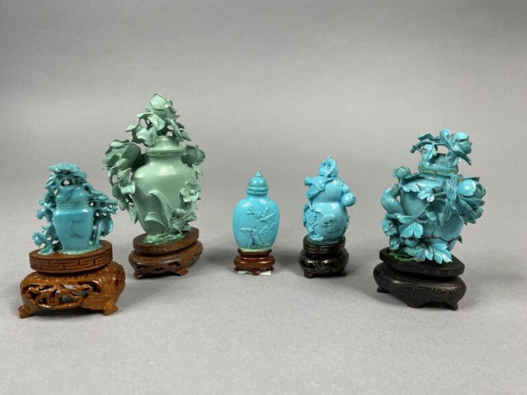 Chine - Ensemble de 5 sujets en turquoise et composition sculptée représentant…
