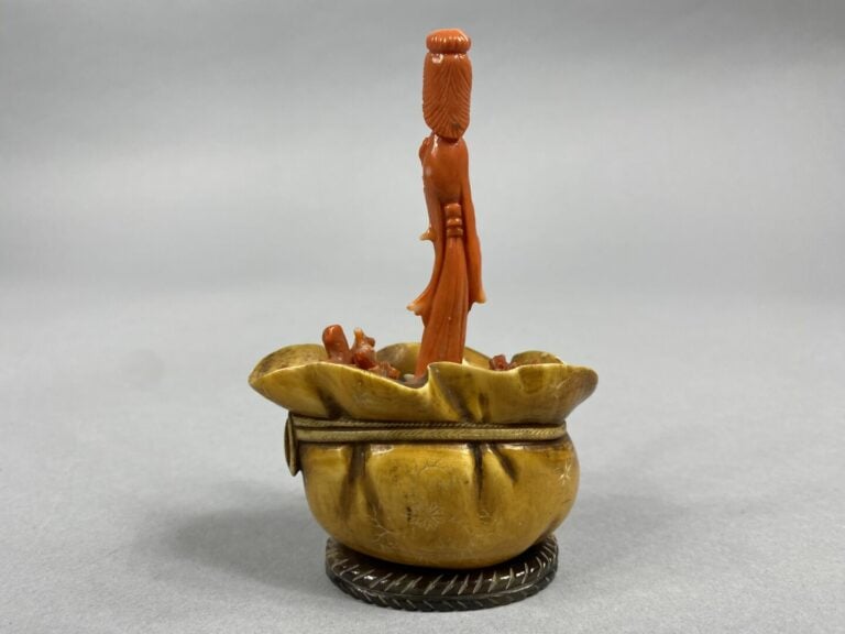 Chine - Sujet en corail sculpté d'une jeune femme debout parmi des morceaux de…