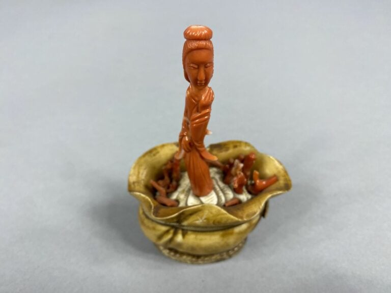 Chine - Sujet en corail sculpté d'une jeune femme debout parmi des morceaux de…