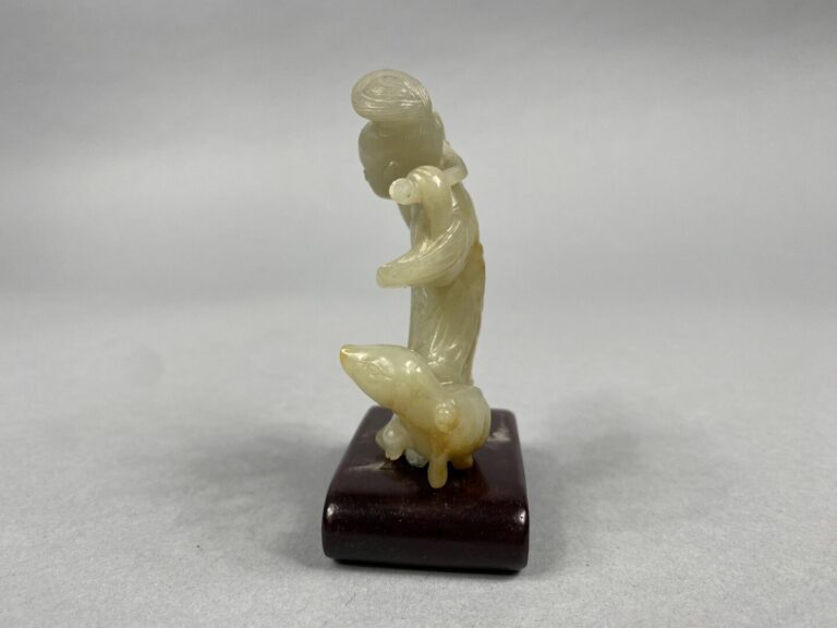 Chine - Sujet en jade et rouille sculpé représentant une jeune femme tenant un…