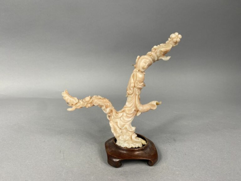 Chine - Sujet sculpté en corail peau d'ange figurant une guanyin parmi les flot…
