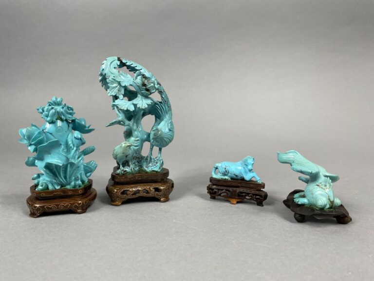 Chine - Ensemble de quatre sujets en turquoise et composition sculptée représen…