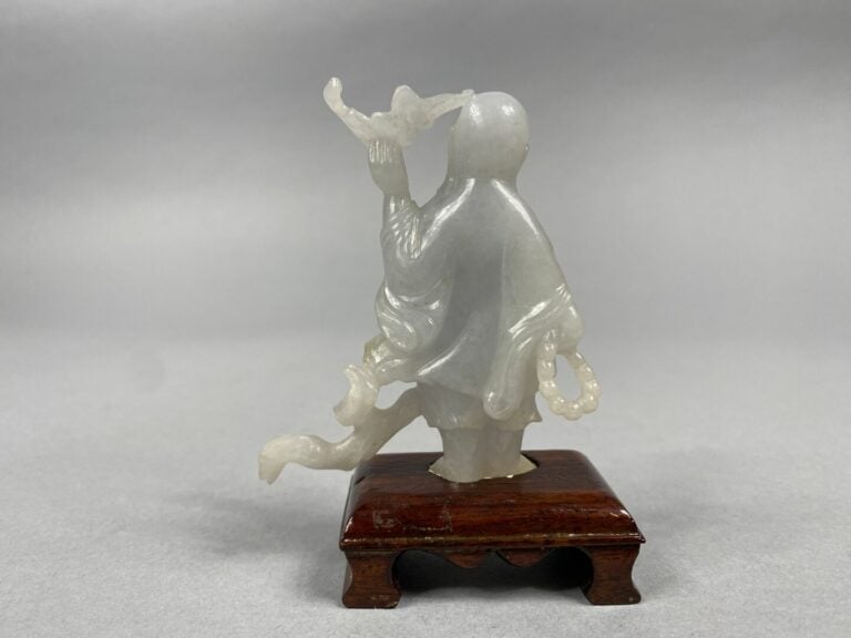 Chine - Sujet en jade blanc sculpté figurant un magot debout tenant un collier…