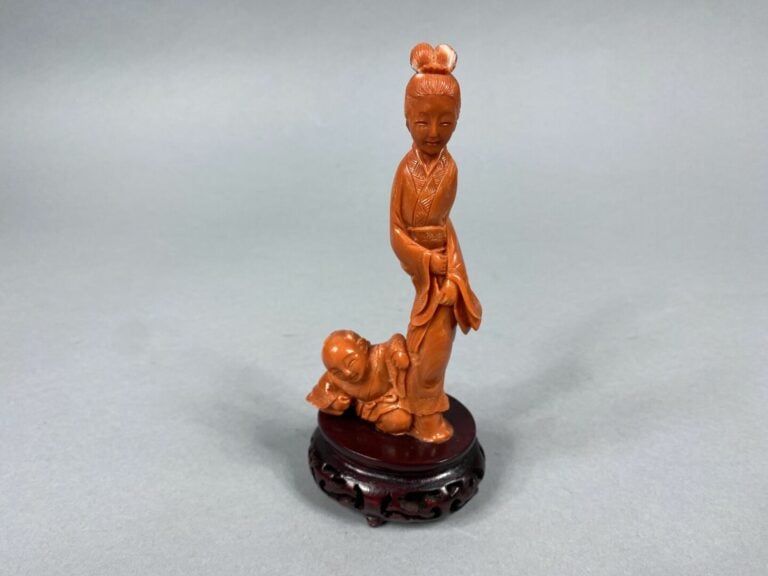 Chine - Sujet en corail sculpté représentant un enfant et une femme sur un socl…