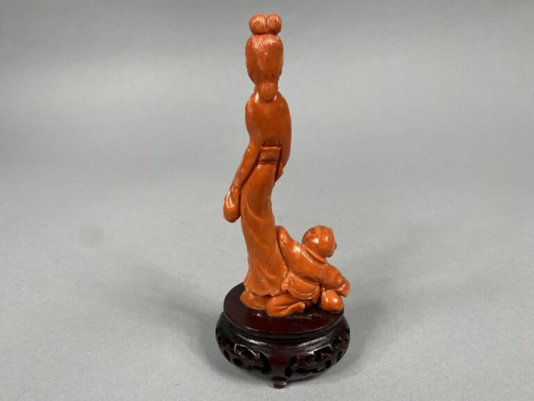 Chine - Sujet en corail sculpté représentant un enfant et une femme sur un socl…