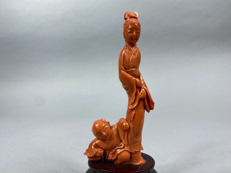 Chine - Sujet en corail sculpté représentant un enfant et une femme sur un socl…