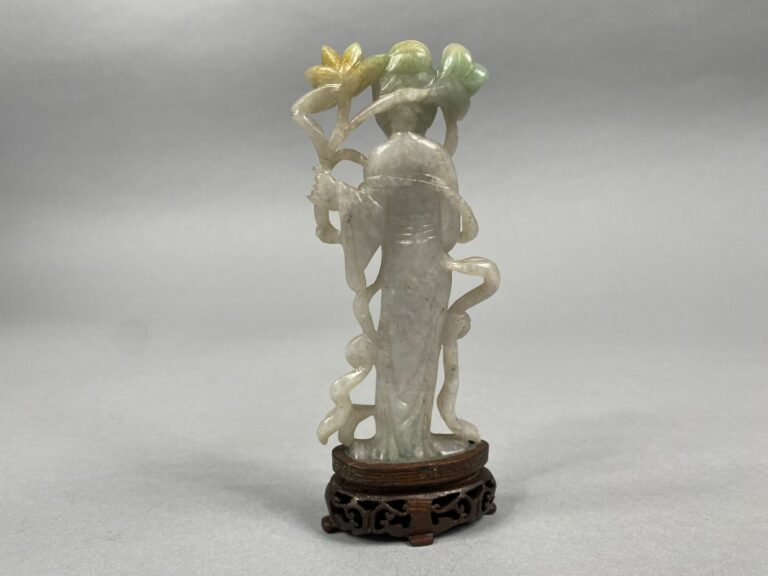Chine - Sujet en jade néphrite finement sculpté représentant une jeune femme te…