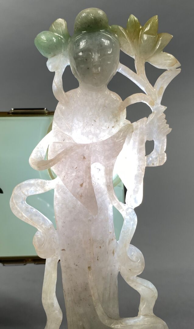 Chine - Sujet en jade néphrite finement sculpté représentant une jeune femme te…