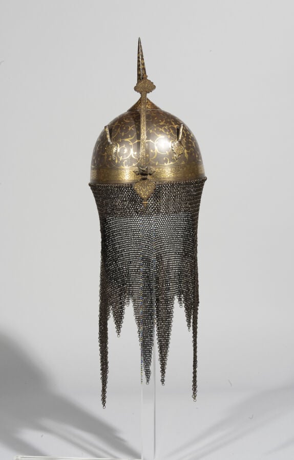 Casque kulah khud Qadjar - Acier à décor ciselé et damasquiné d'or et d'argent…