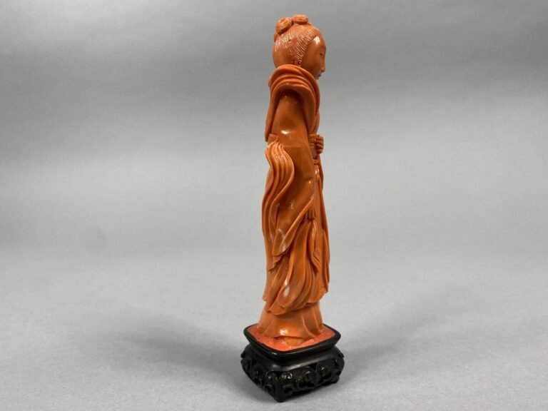 Chine - Sujet en corail sculpté figurant une jeune femme tenant un tissu dans l…