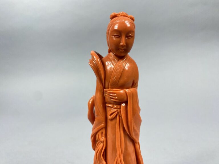 Chine - Sujet en corail sculpté figurant une jeune femme tenant un tissu dans l…