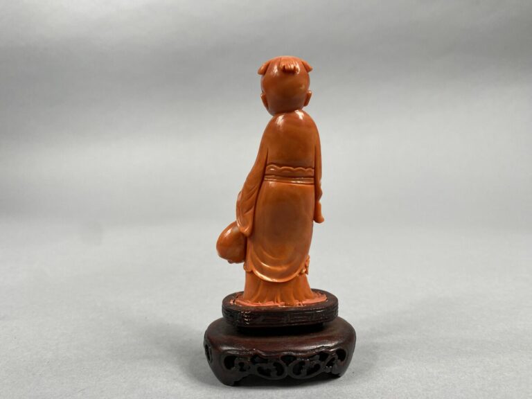 Chine - Sujet en corail sculpté représentant un enfant debout tenant un éventai…