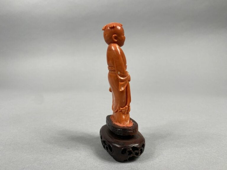 Chine - Sujet en corail sculpté représentant un enfant debout tenant un éventai…