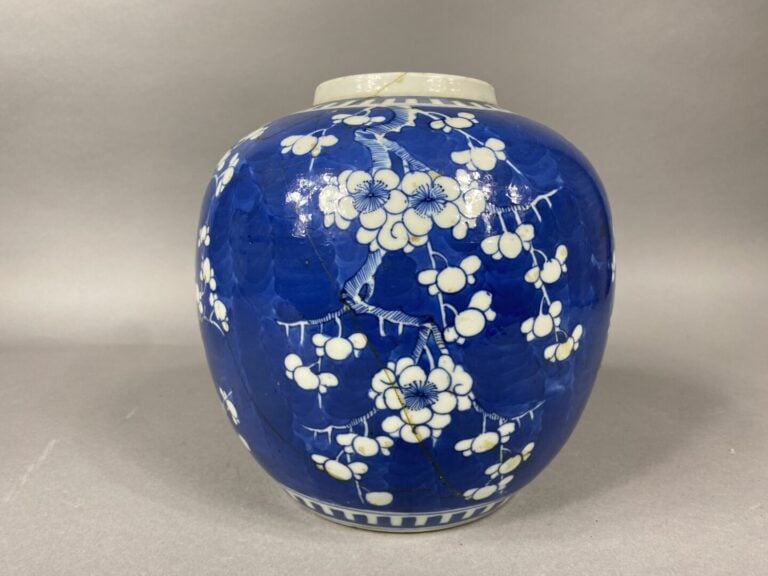 Chine - Pot à gingembre en porcelaine bleu blanc à décor de branchages de ceris…