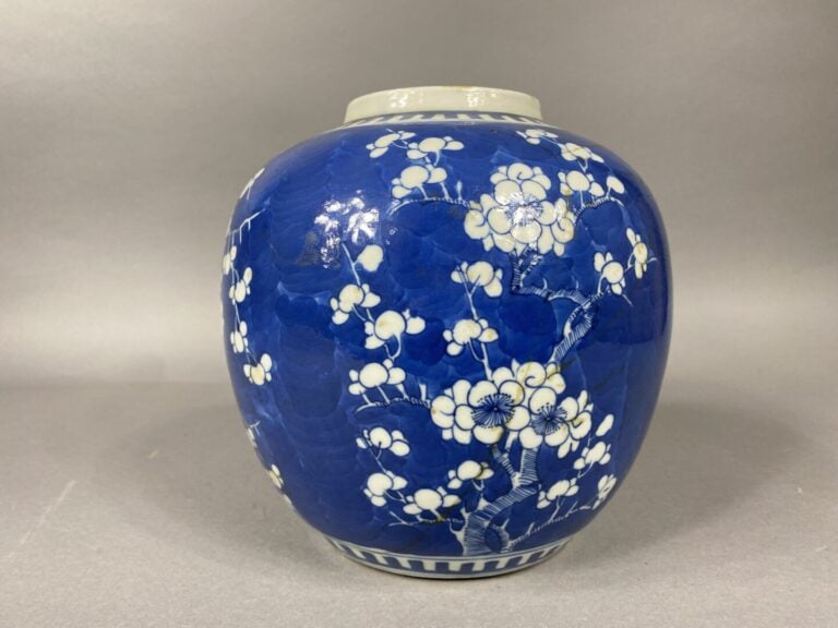 Chine - Pot à gingembre en porcelaine bleu blanc à décor de branchages de ceris…