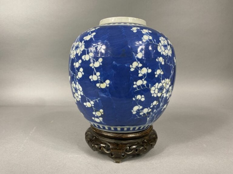 Chine - Pot à gingembre en porcelaine bleu blanc à décor de branchages de ceris…