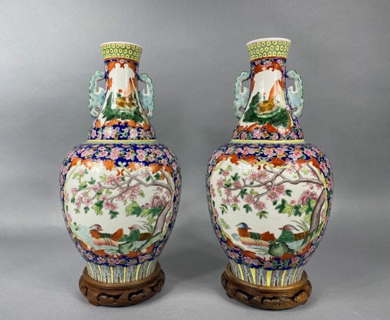 Chine, XXe siècle - Paire de vases balustres en céramique émaillée à décor d'oi…