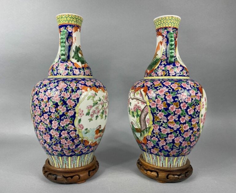 Chine, XXe siècle - Paire de vases balustres en céramique émaillée à décor d'oi…