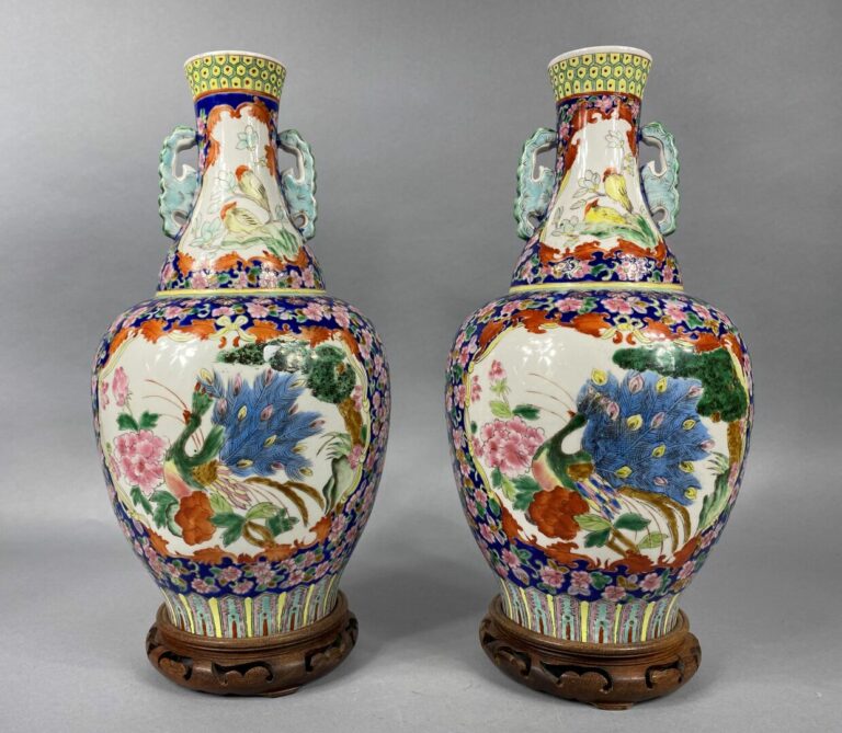 Chine, XXe siècle - Paire de vases balustres en céramique émaillée à décor d'oi…