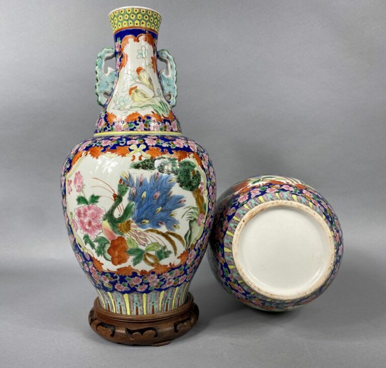 Chine, XXe siècle - Paire de vases balustres en céramique émaillée à décor d'oi…