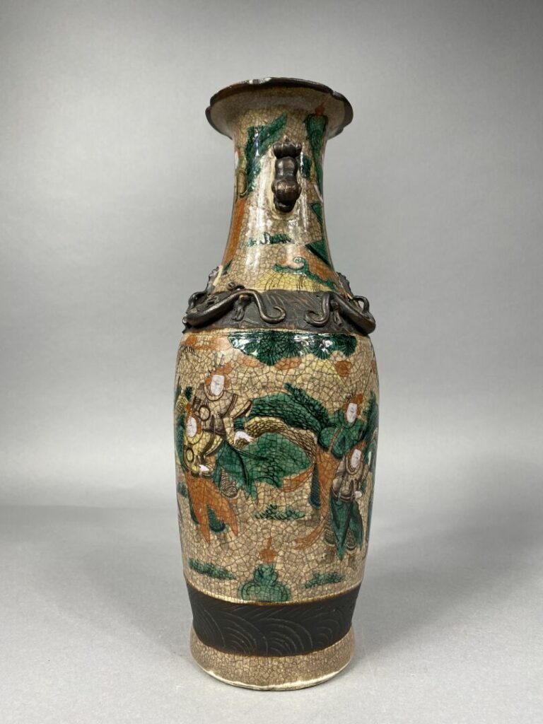 Chine, Nankin - Vase en porcelaine de Nankin à décor émaillé polychrome de scèn…
