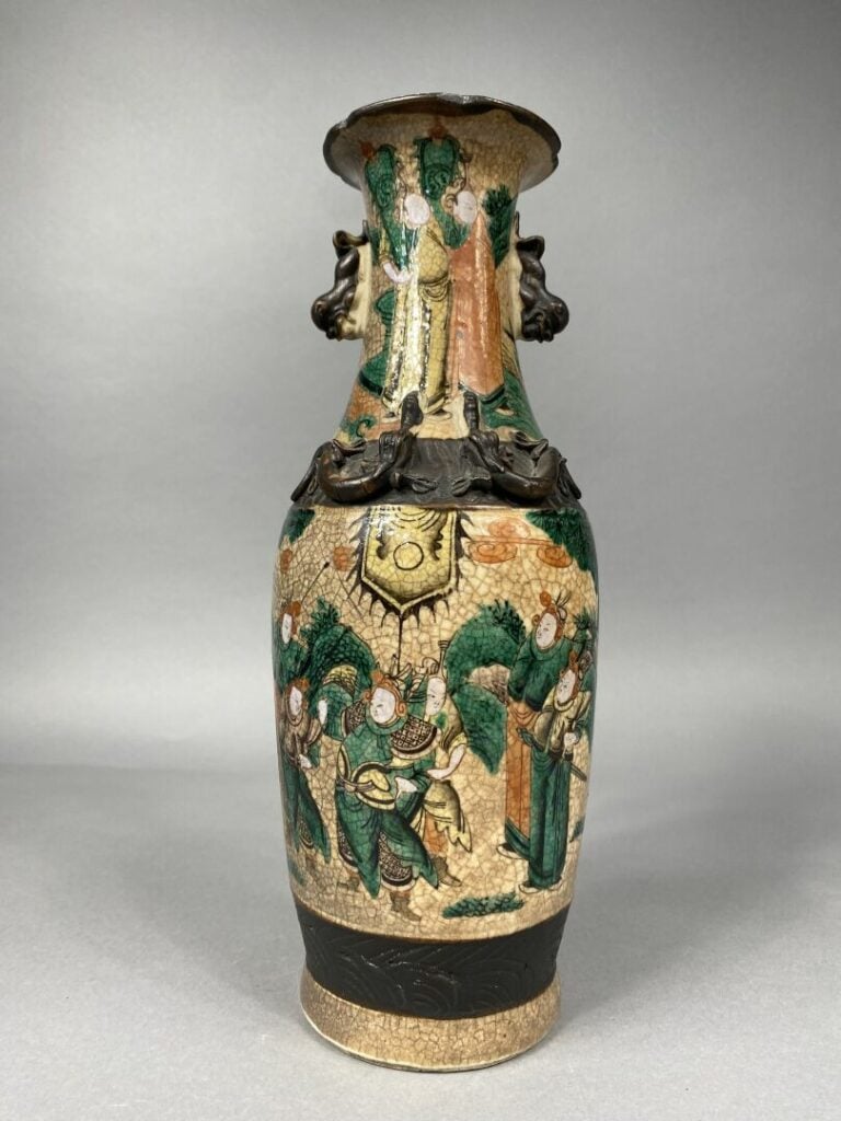 Chine, Nankin - Vase en porcelaine de Nankin à décor émaillé polychrome de scèn…
