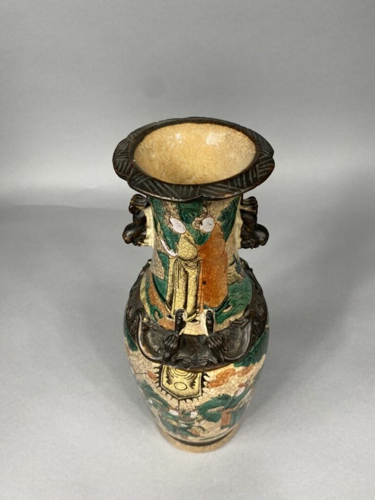 Chine, Nankin - Vase en porcelaine de Nankin à décor émaillé polychrome de scèn…