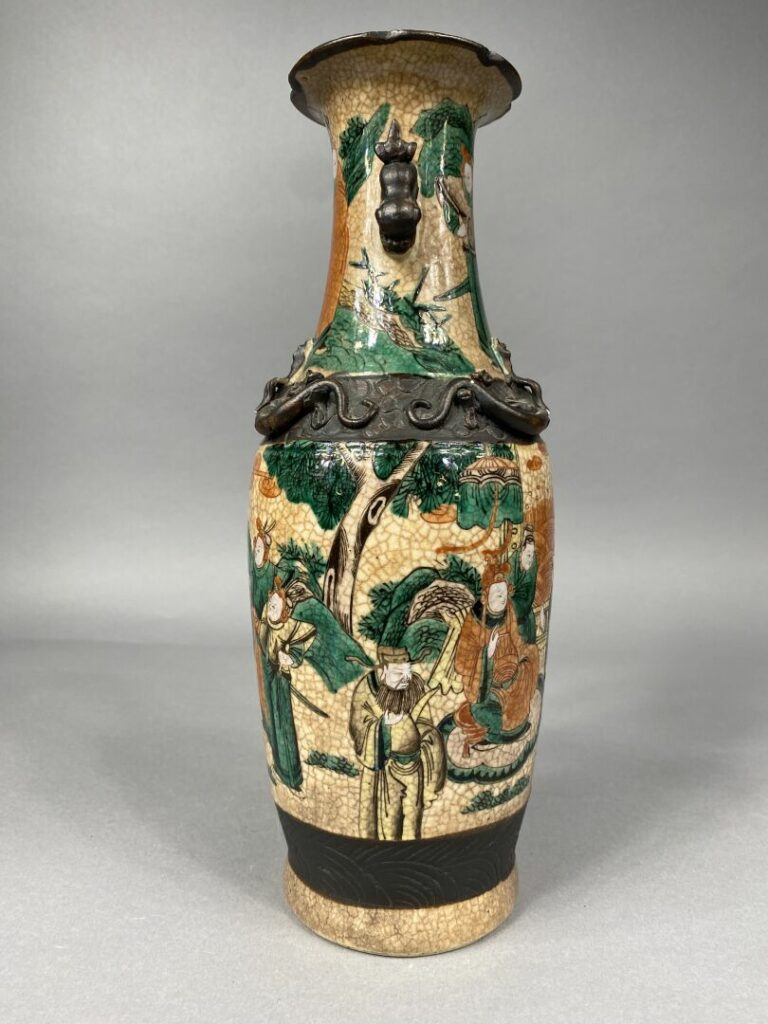 Chine, Nankin - Vase en porcelaine de Nankin à décor émaillé polychrome de scèn…