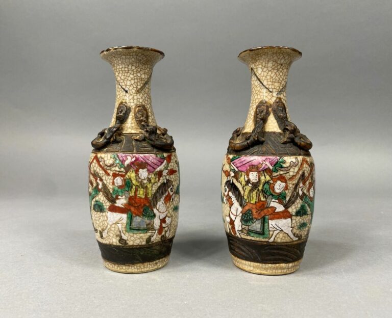 Chine, Nankin - Paire de vases balustres miniatures en porcelaine de Nankin à d…