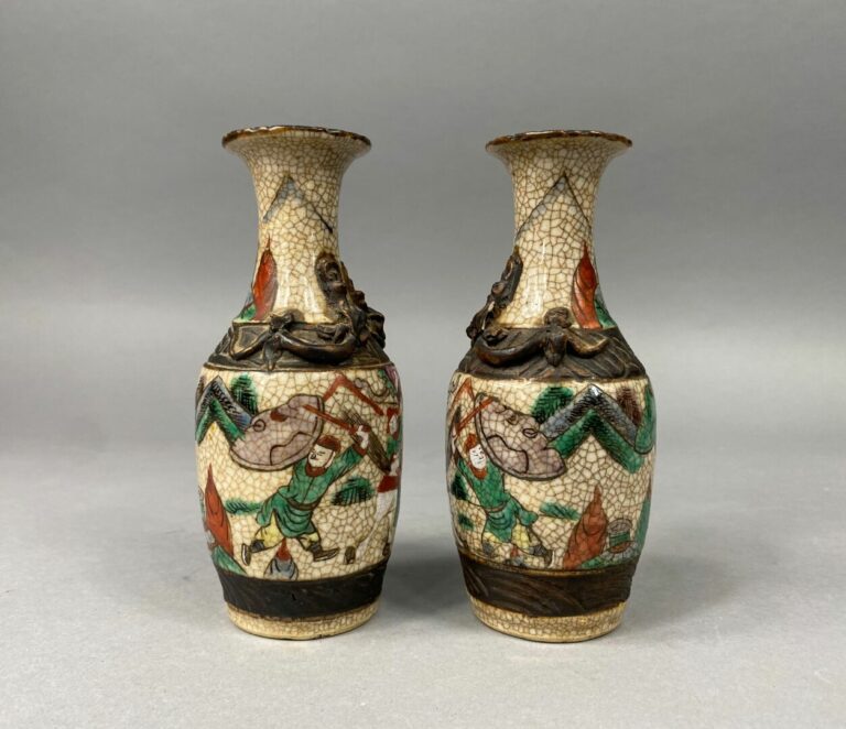 Chine, Nankin - Paire de vases balustres miniatures en porcelaine de Nankin à d…