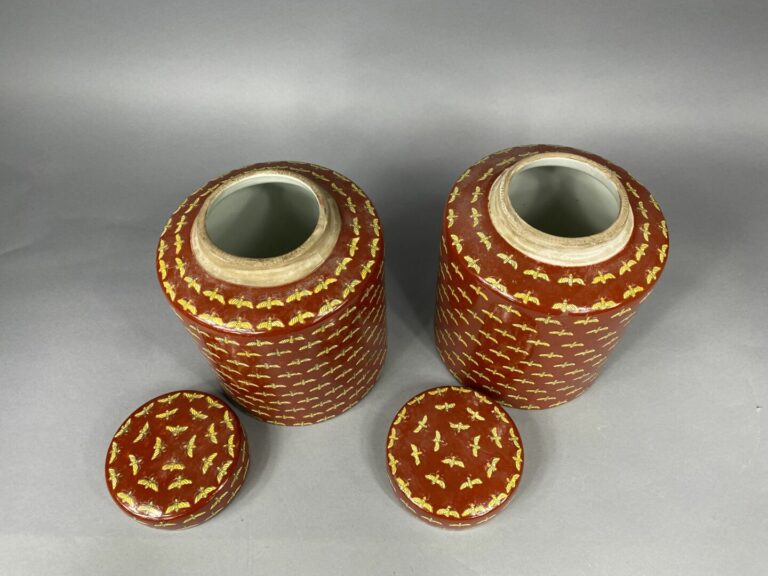 Chine, XXe siècle - Paire de pots à gingembre en céramique émaillée à décor d'a…