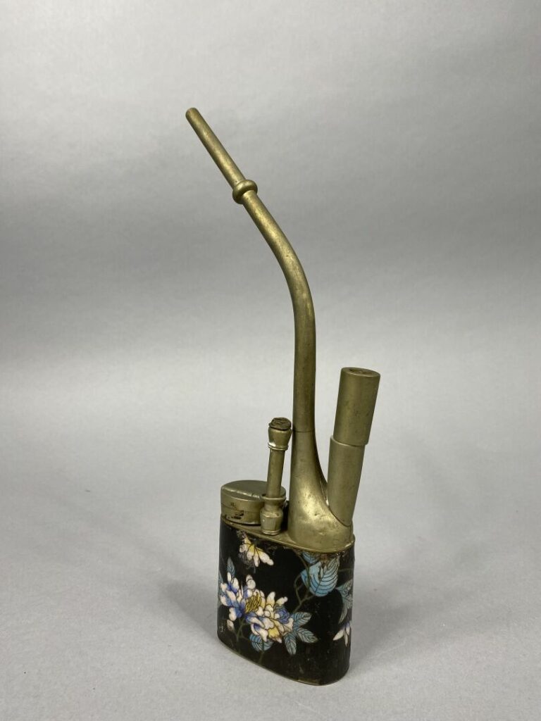 Chine - Pipe à opium en paktong à décor émaillé de fleurs - H : 29.5 cm - (acci…
