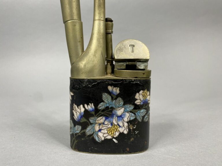 Chine - Pipe à opium en paktong à décor émaillé de fleurs - H : 29.5 cm - (acci…