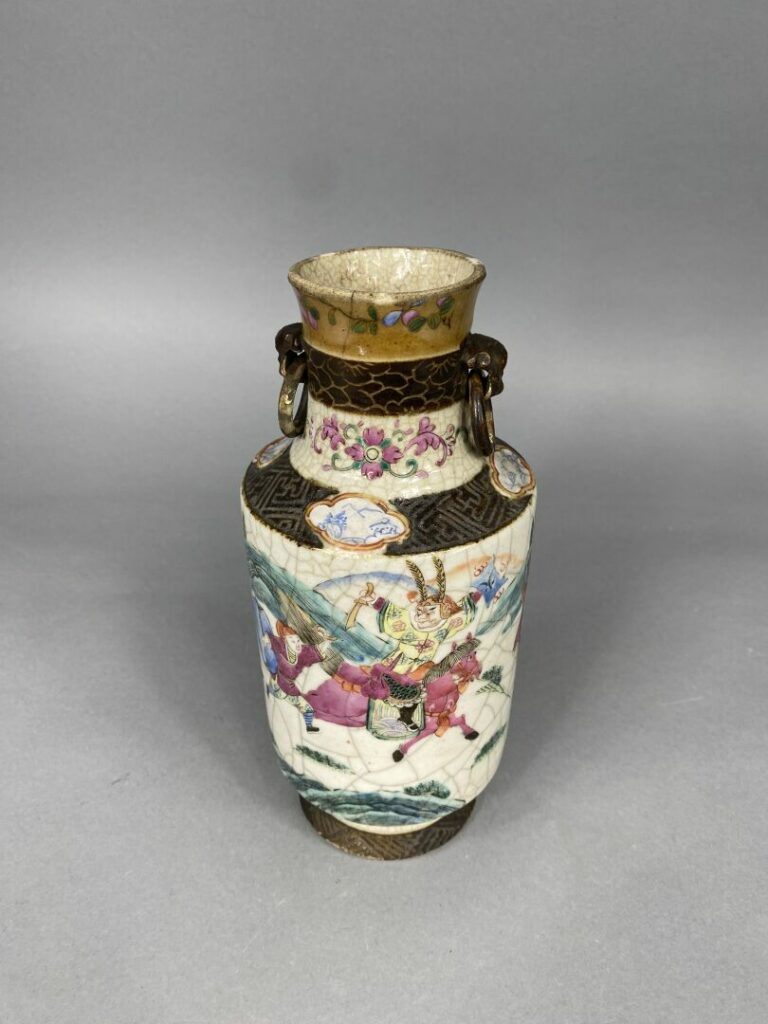 Chine, Nankin - Vase balustre en céramique émaillée craquelée dans le goût de l…