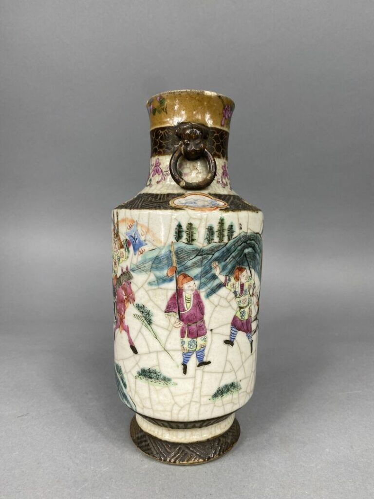 Chine, Nankin - Vase balustre en céramique émaillée craquelée dans le goût de l…