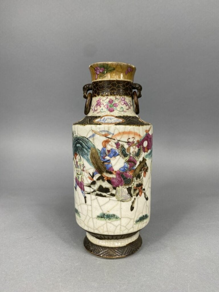 Chine, Nankin - Vase balustre en céramique émaillée craquelée dans le goût de l…