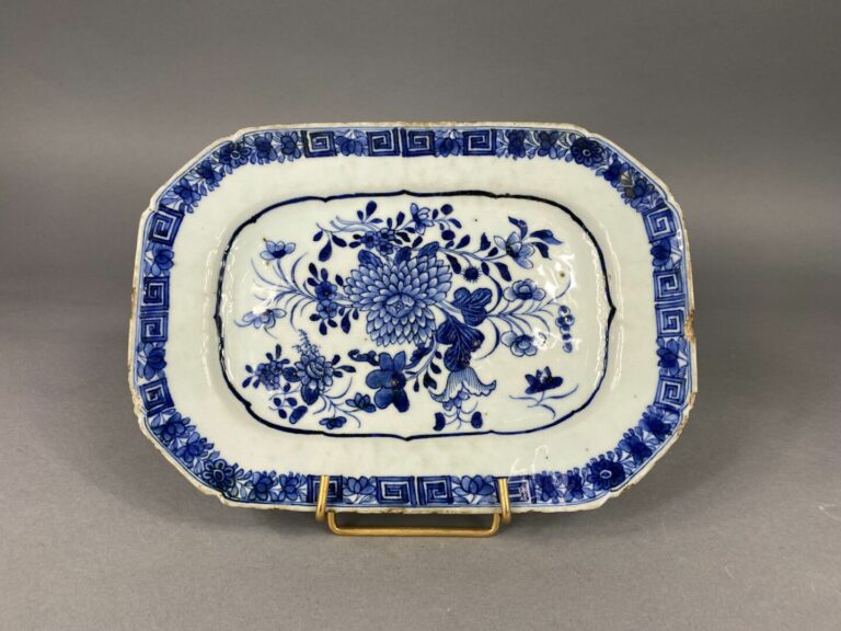 Chine, Compagnie des Indes - Plat en porcelaine bleu blanc à décor de pivoines…