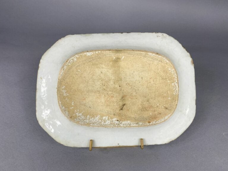 Chine, Compagnie des Indes - Plat en porcelaine bleu blanc à décor de pivoines…