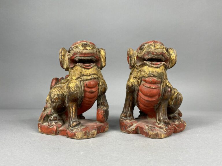 Chine - Paire de chien de Fô porte-bâtons encens en bois sculpté laqué doré et…