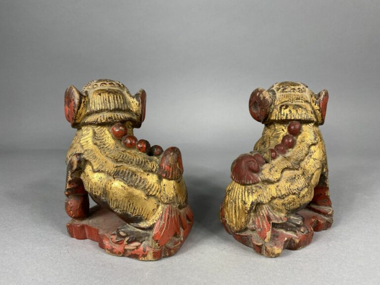 Chine - Paire de chien de Fô porte-bâtons encens en bois sculpté laqué doré et…