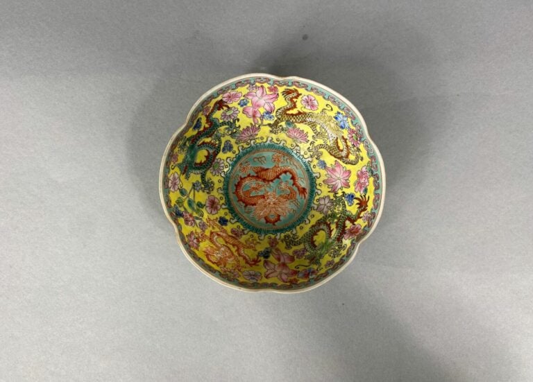 Chine - Bol polylobé en porcelaine dite coquille d'oeuf à décor dans le goût de…
