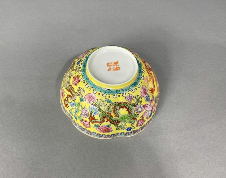Chine - Bol polylobé en porcelaine dite coquille d'oeuf à décor dans le goût de…