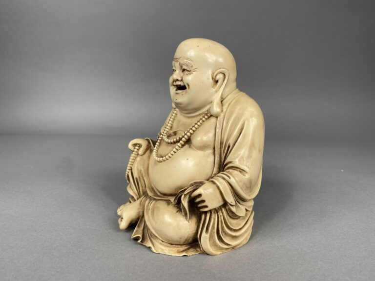 Chine - Sujet en résine figurant un bouddha rieur représenté assis tenant un co…