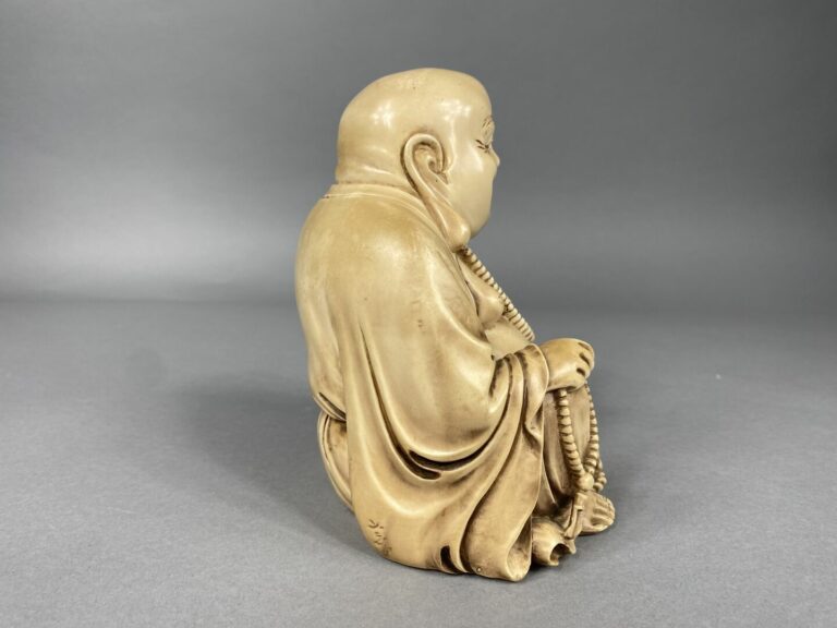 Chine - Sujet en résine figurant un bouddha rieur représenté assis tenant un co…