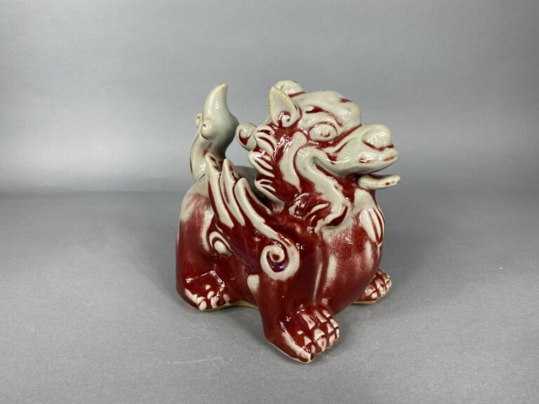 Chine - Chien de Fô en porcelaine émaillée rouge. - Marque au dessous - (percé…