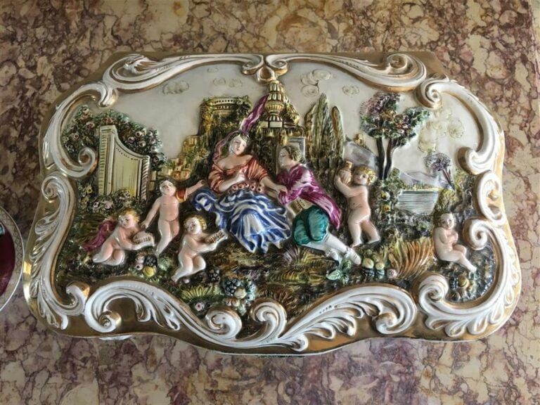 Boite à bijoux en porcelaine de Capodimonte à décor polychrome et or d'une scèn…