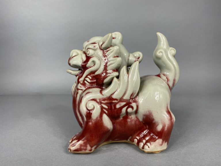 Chine - Chien de Fô en porcelaine émaillée rouge. - Marque au dessous - (percé…