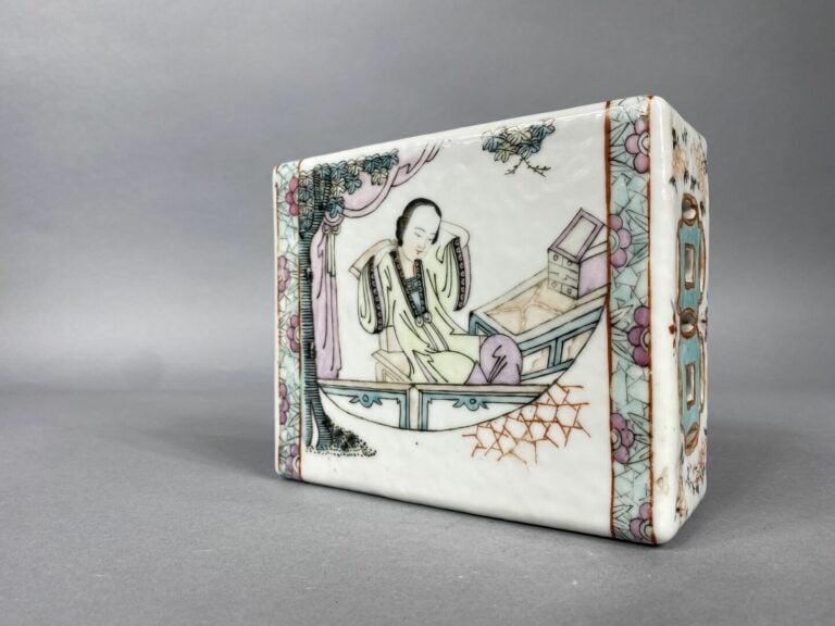 Chine - Coussin en porcelaine émaillée dans le goût de la Famille Rose à décor…