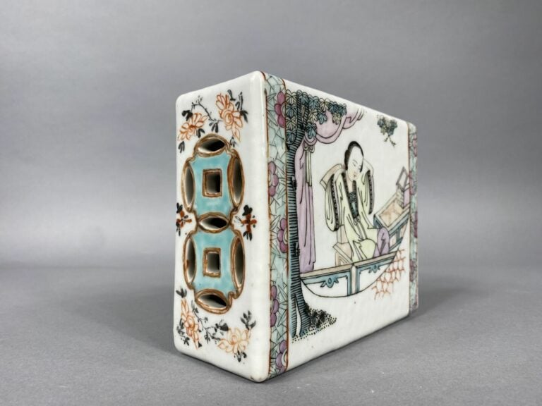 Chine - Coussin en porcelaine émaillée dans le goût de la Famille Rose à décor…